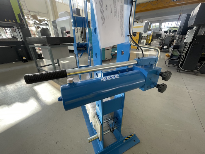 Pressa idraulica OMCN P30 SA - Macchina nuova in pronta consegna - pompa velocita