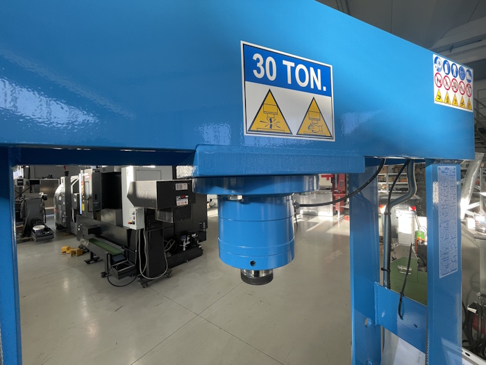 Pressa idraulica OMCN P30 SA - Macchina nuova in pronta consegna - tonnellaggio