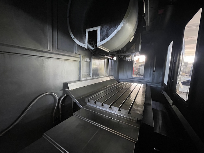 Centro di lavoro usato HURCO VMX60i particolare tavola e magazzino utensili