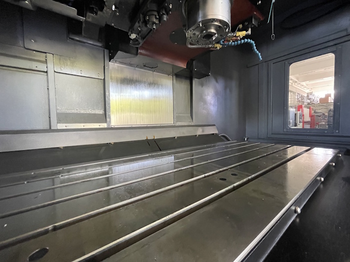 Centro di lavoro usato HURCO VMX60i particolare tavola